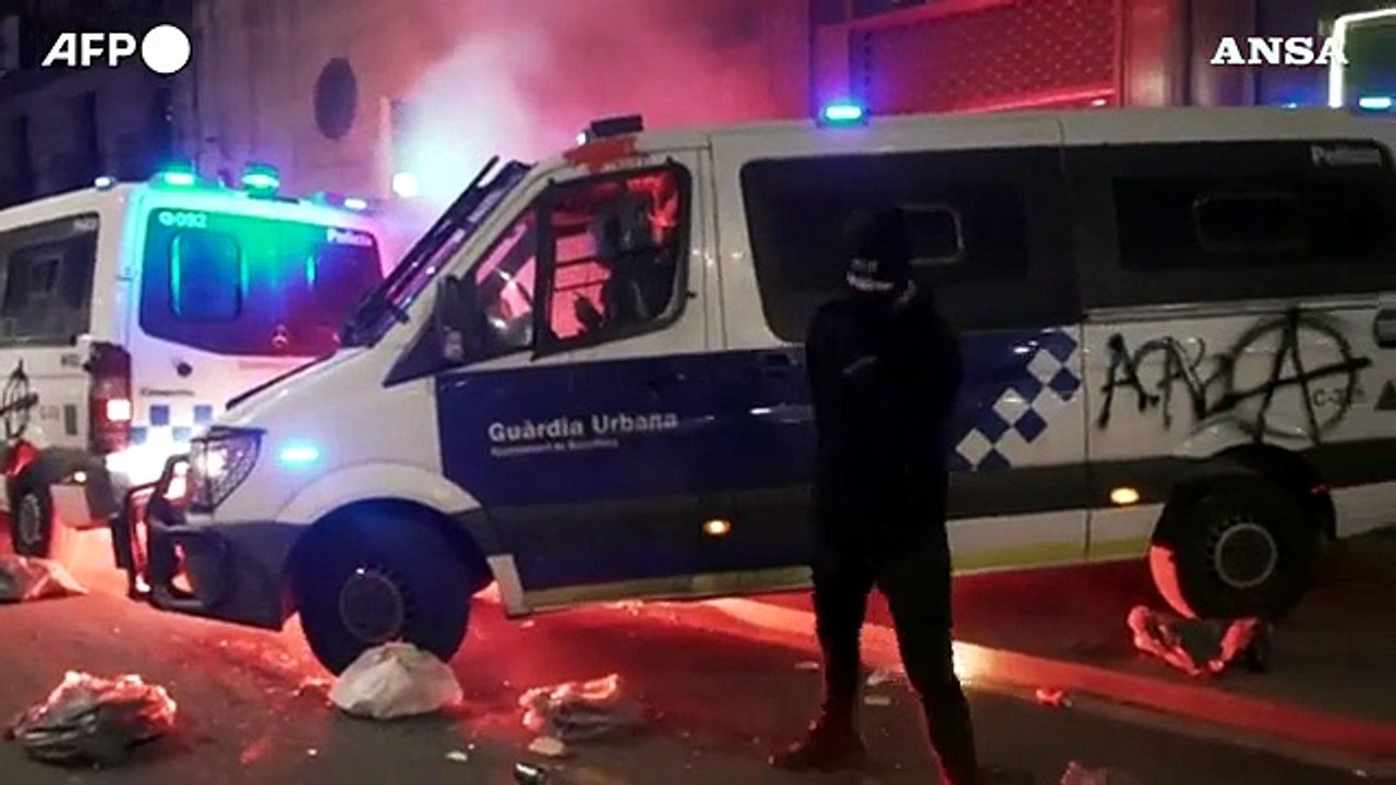 Barcellona, guerriglia urbana per le strade: mezzi della polizia e negozi in fiamme