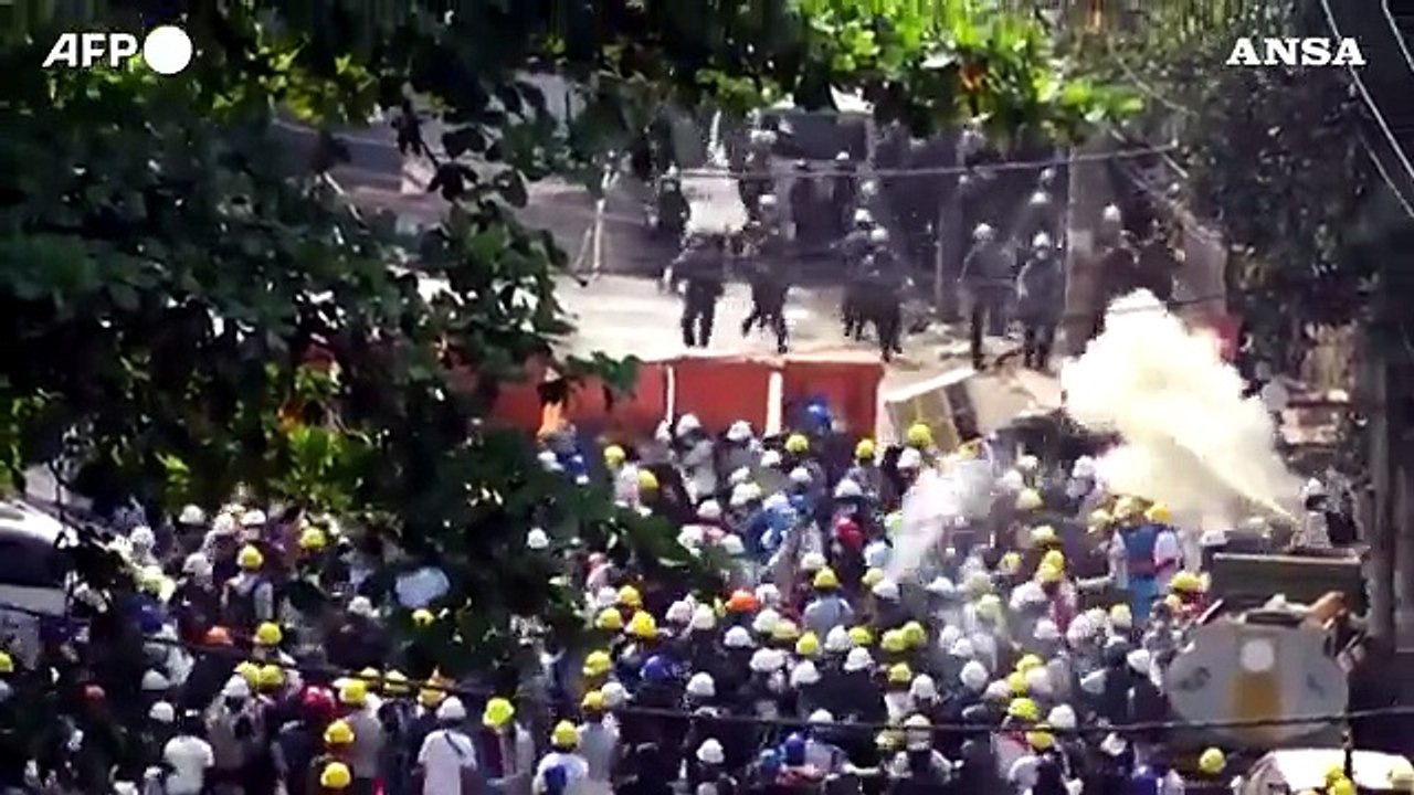 Myanmar, violenti scontri per le strade di Yangon