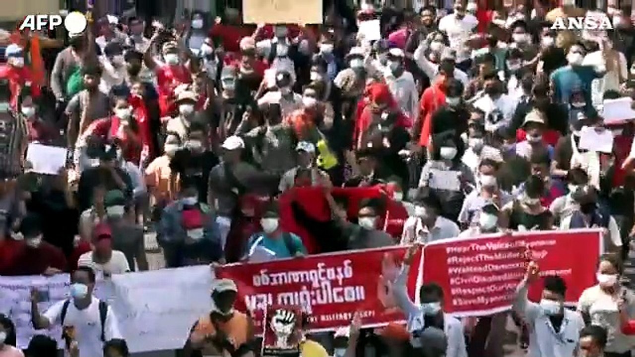 Myanmar, decine di miglia di persone in strada contro il colpo di stato