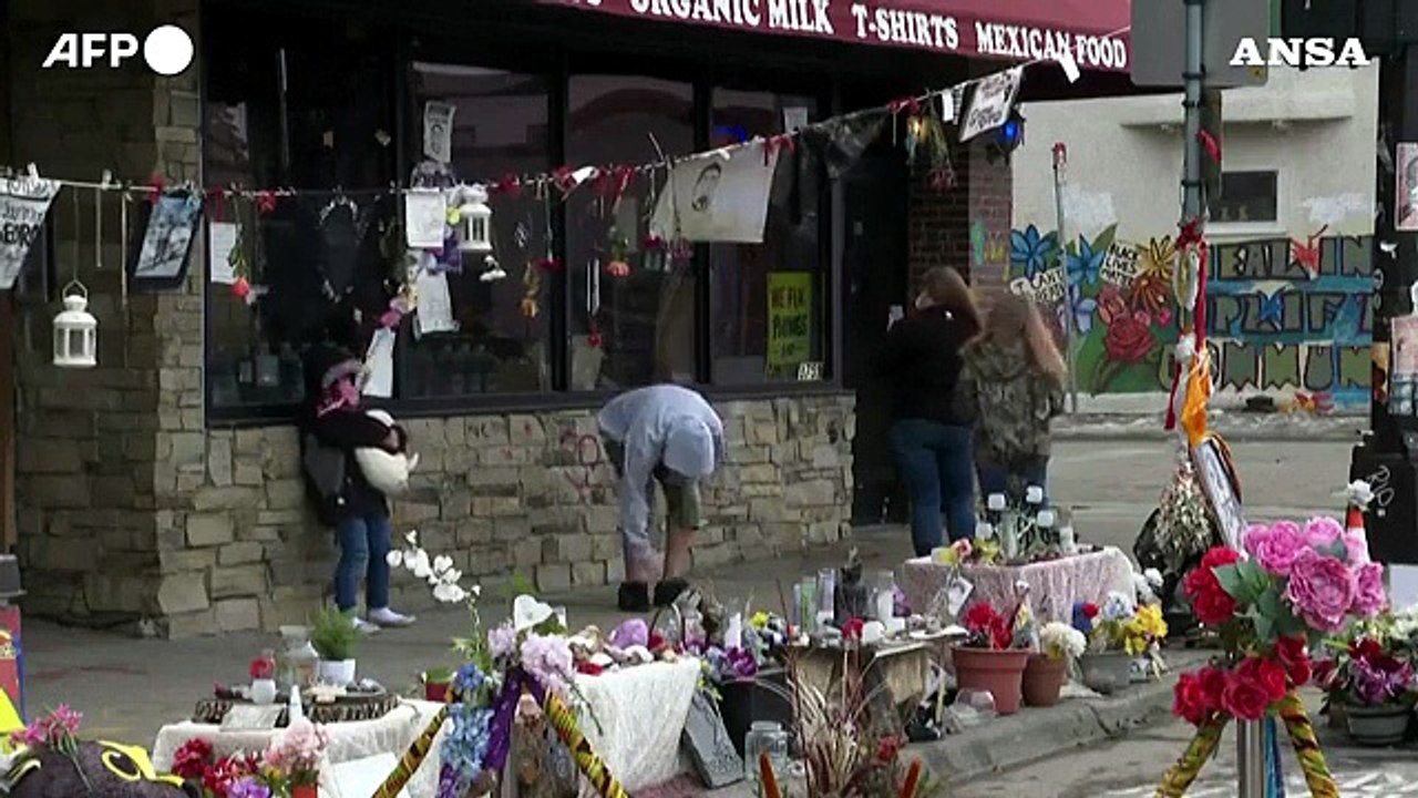 George Floyd, fiori davanti al murales a Minneapolis per l'inizio del processo