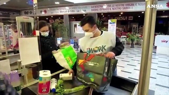 Foggia, i ragazzi con disturbi dello spettro autistico aiutano i cittadini a fare la spesa