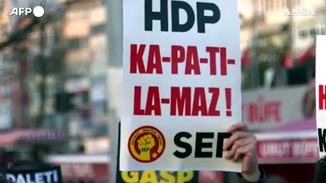 Istanbul, raduno contro la repressione del partito filo-curdo