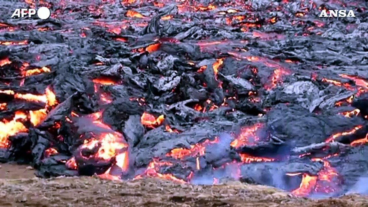 Islanda, le spettacolari immagini del vulcano in eruzione