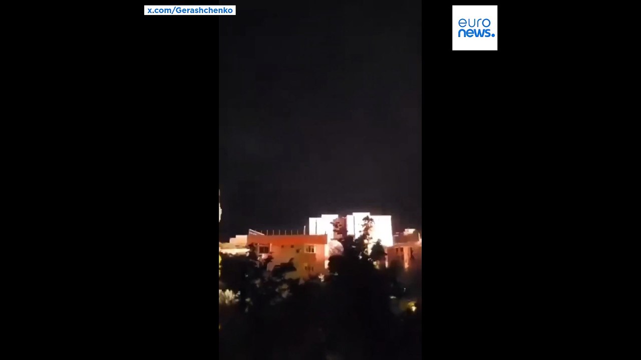 Il momento in cui un drone russo colpisce un palazzo in Romania
