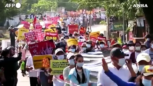 Myanmar, esercito dispiegato contro le migliaia di persone che marciano nella capitale
