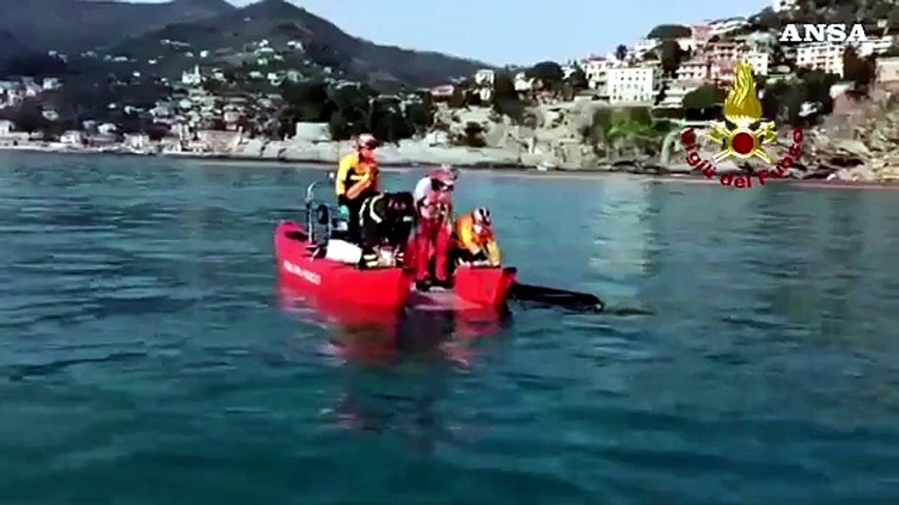 Camogli, il recupero delle bare cadute in mare dopo la frana al cimitero