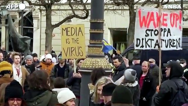 Covid, centinaia di persone manifestano a Stoccolma contro le restrizioni