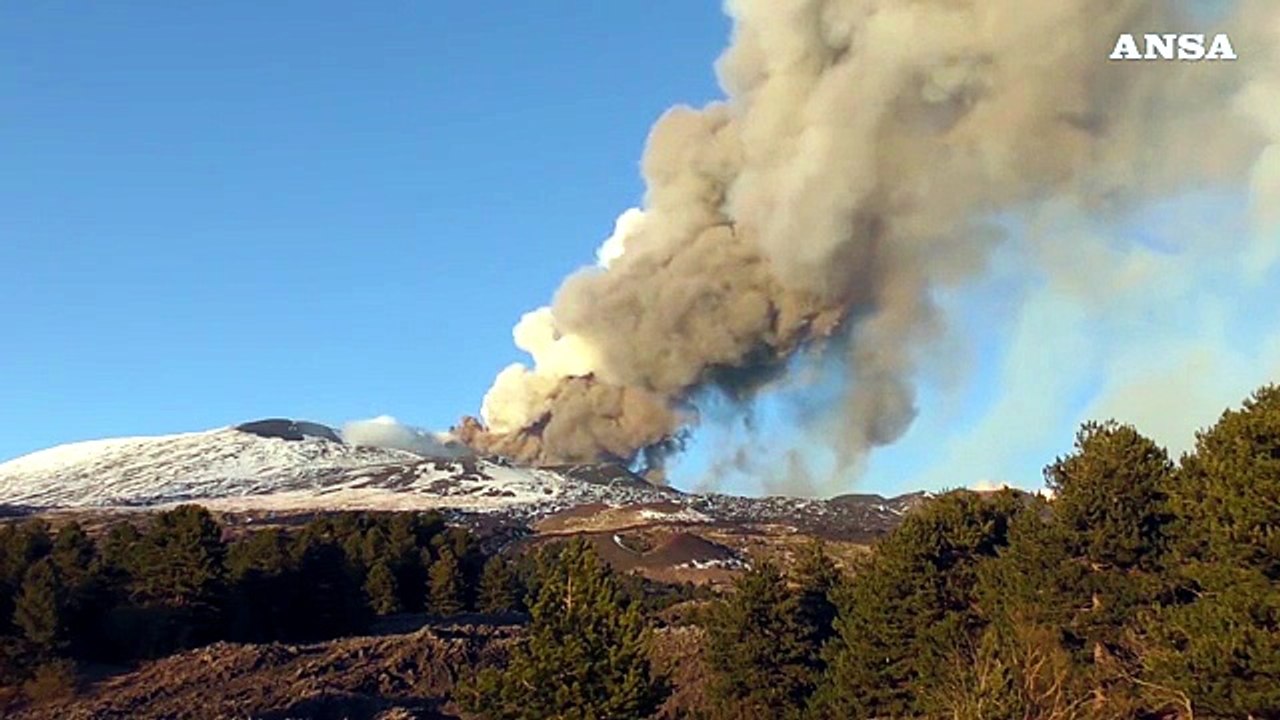 Spettacolo Etna, eruzione sulla neve e altissima nube di cenere