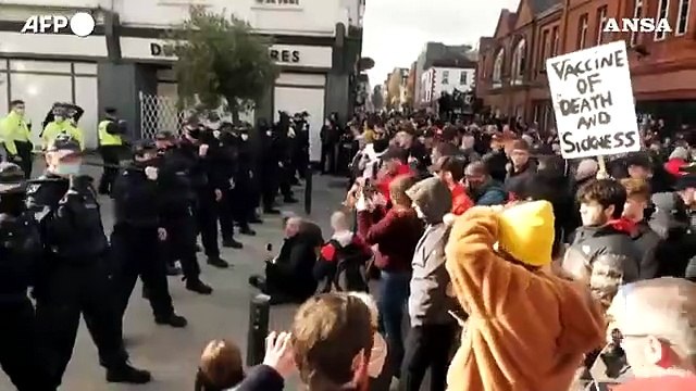 Proteste anti-lockdown a Dublino: scontri tra polizia e manifestanti