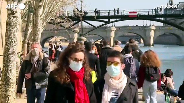 Covid, i parigini si godono il sole sulle rive della Senna