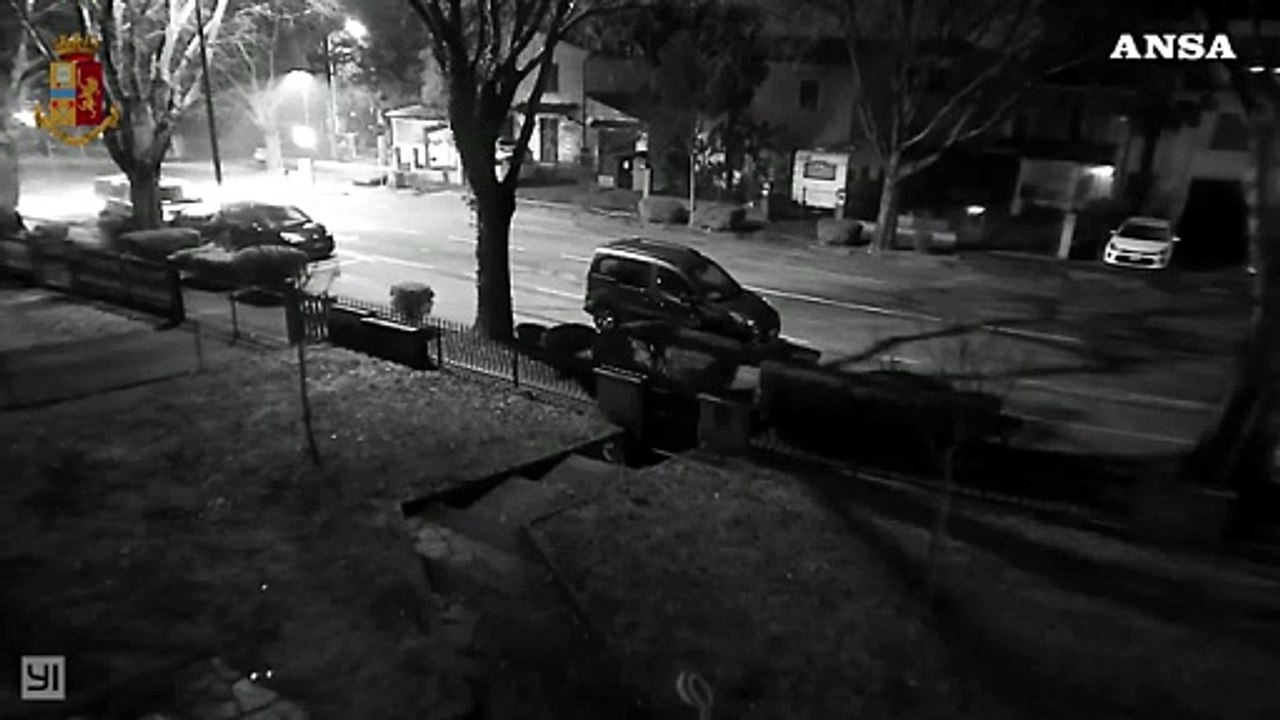 Uccisa a Faenza: arrestati l'ex marito e il presunto esecutore materiale, ripreso in questo video