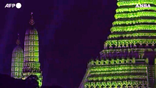 Bangkok festeggia San Patrizio: il Wat Arun s'illumina di verde