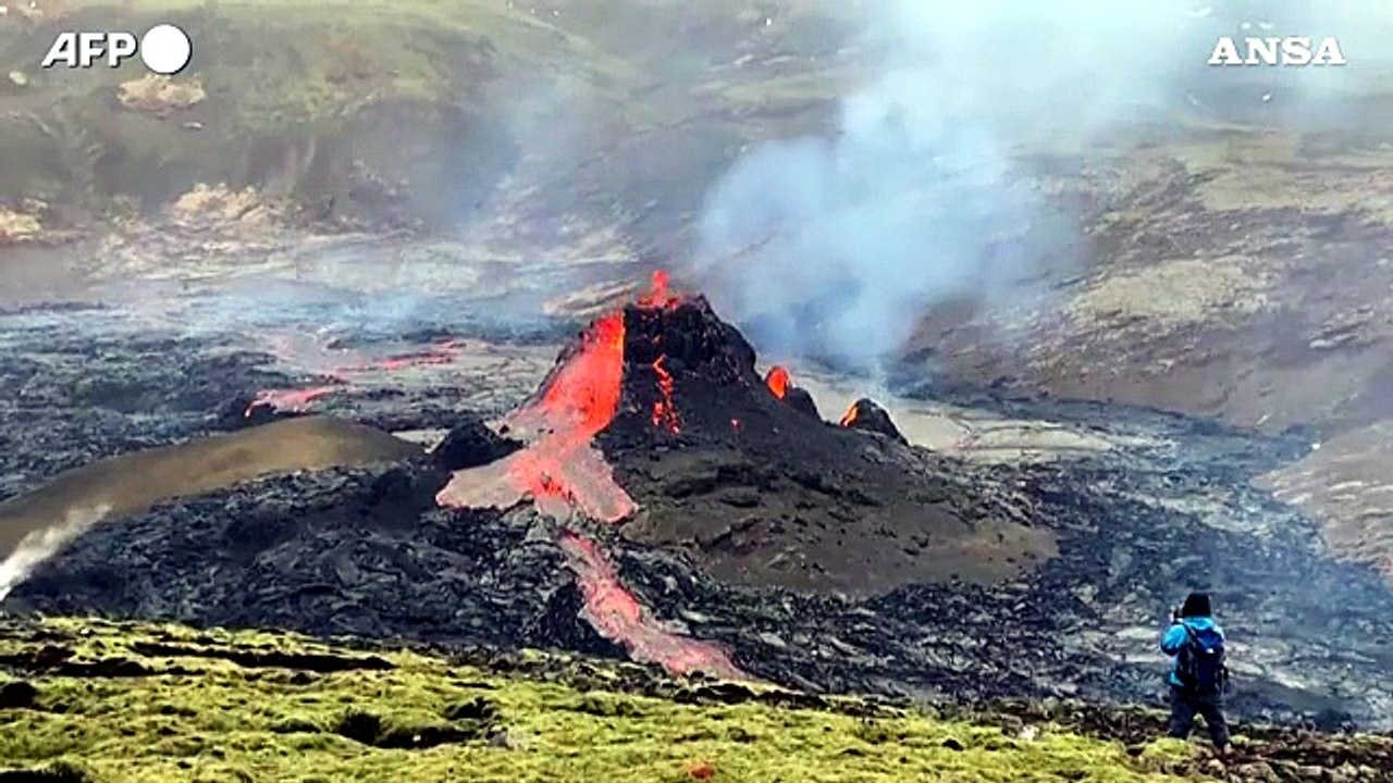 Islanda, ancora attivo il vulcano vicino a Reykjavik