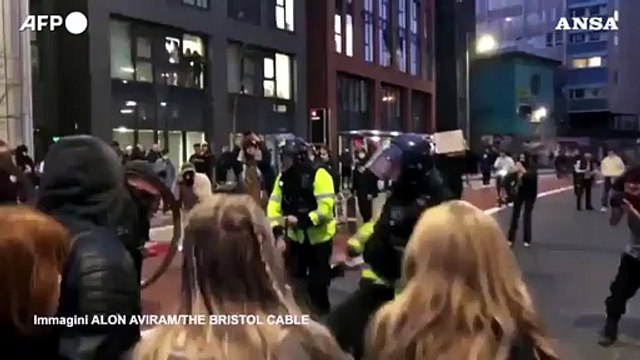 Regno Unito, auto incendiate e poliziotti feriti durante le proteste a Bristol