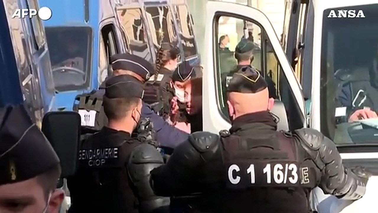 Parigi, la polizia blocca gli accessi in piazza dell'Odeo'n per evitare un flash mob