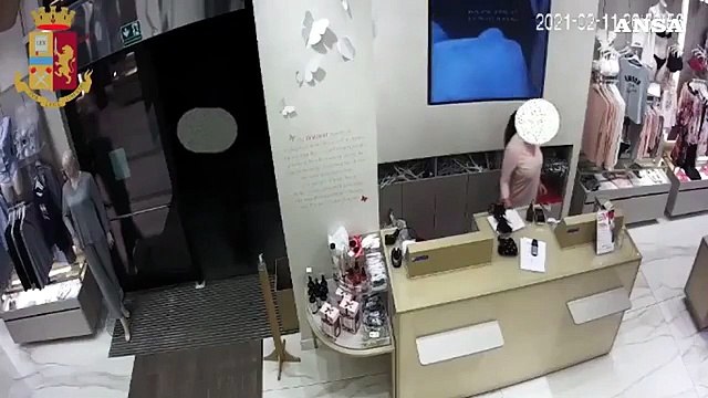Le commesse fermano il rapinatore armato di coltello in centro a Milano, una resta ferita