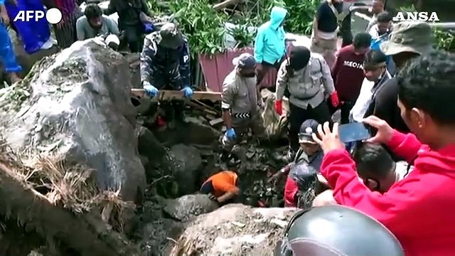 Indonesia, villaggio devastato da un ciclone tropicale: 100 morti e dozzine di dispersi