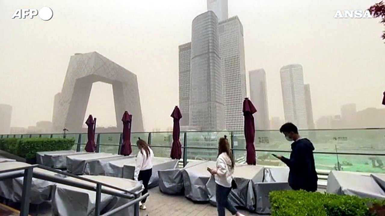 Cina, tempesta di sabbia e smog: Pechino avvolta da una nebbia gialla