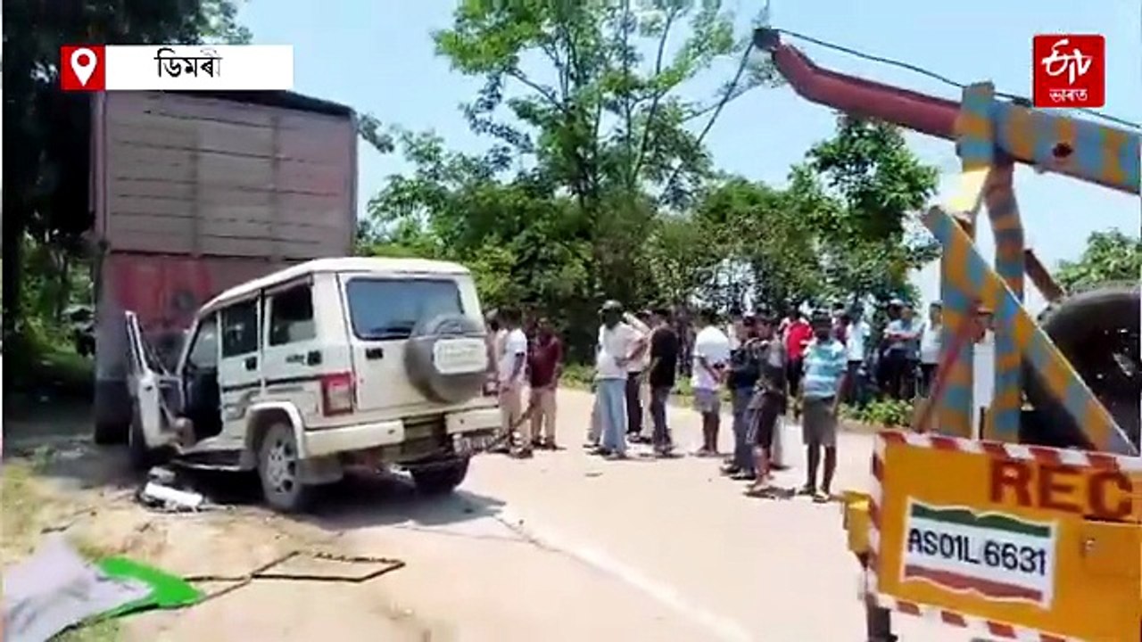 ক্ষেত্ৰীত ভয়ংকৰ দুৰ্ঘটনা: ৰৈ থকা ট্ৰাকত প্ৰচণ্ড খুন্দা বলেৰ'ৰ, নিমিষতে প্ৰাণ গ'ল চাৰিজনৰ