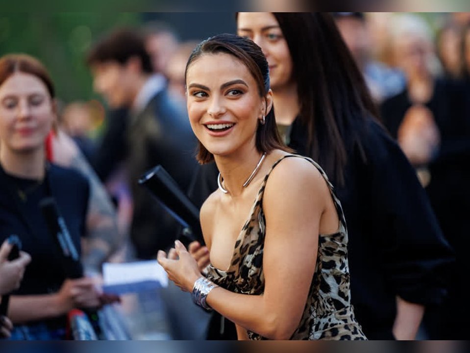 Camila mendes begeistert bei berlin-premiere im animal-look