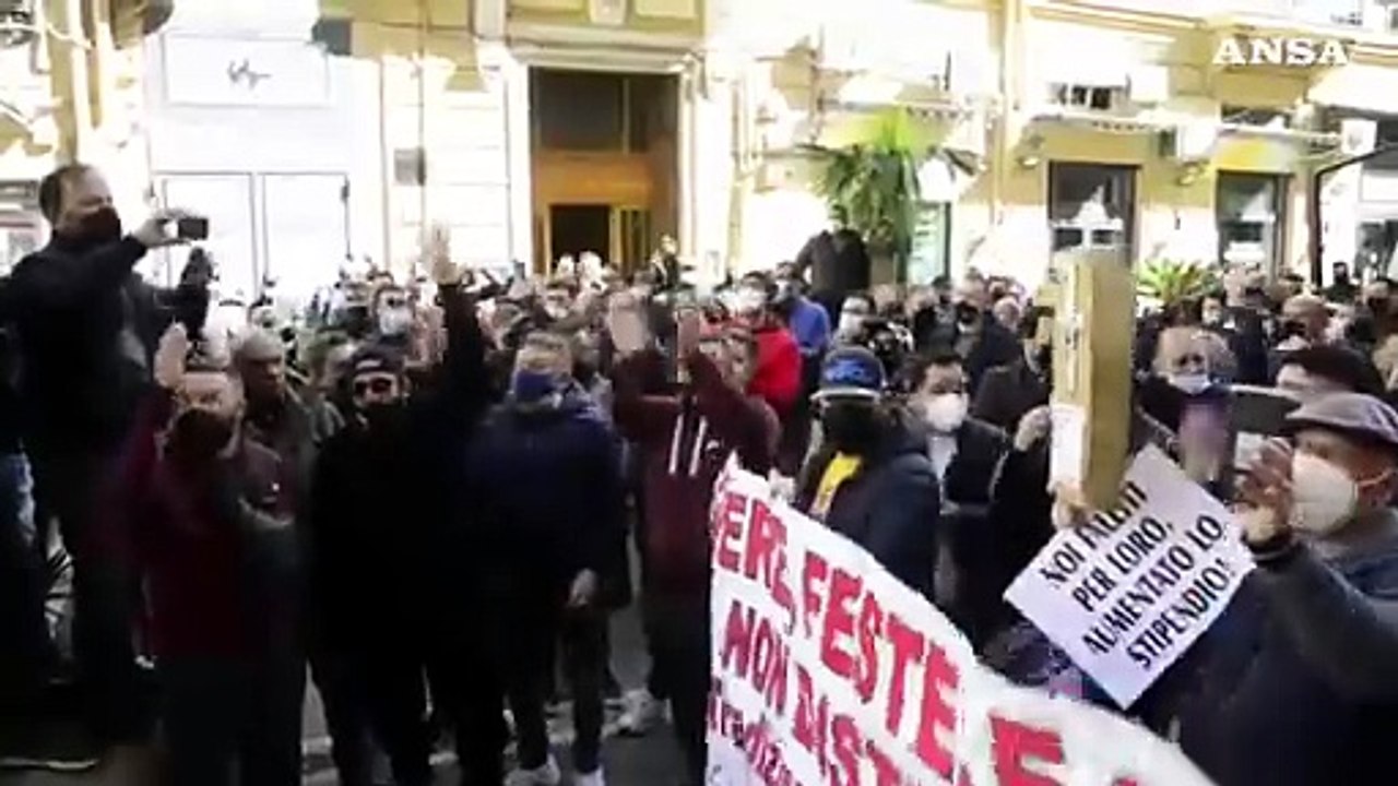 Covid, mercatali di nuovo in piazza a Napoli: corteo e blocchi stradali
