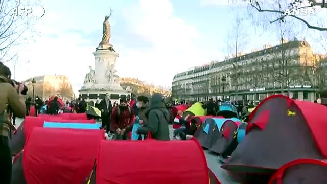 Parigi, decine di tende per il nuovo flash mob a sostegno dei migranti