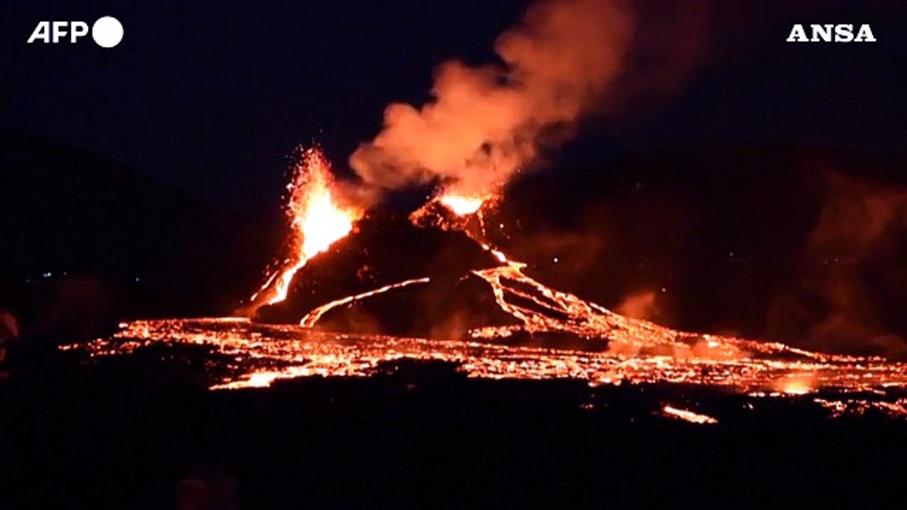 Islanda, la spettacolare eruzione notturna attrae i curiosi