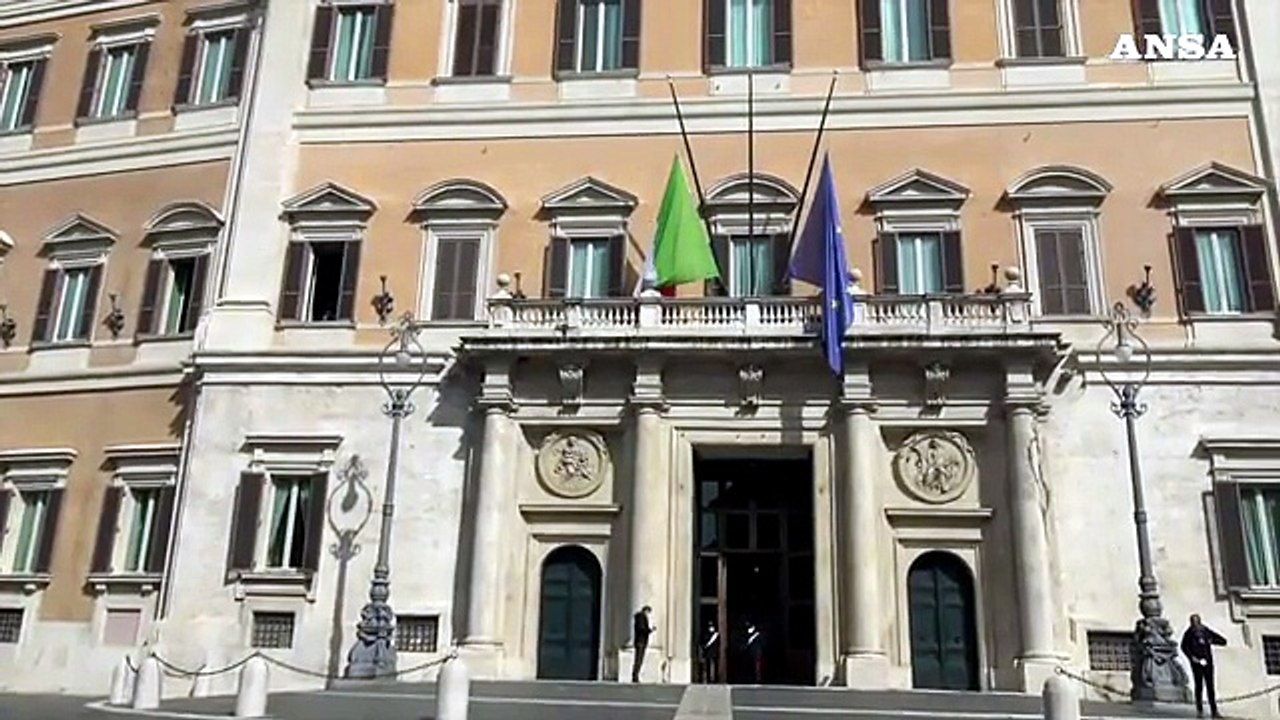 18 marzo, bandiere a mezz'asta per ricordare le vittime del Covid
