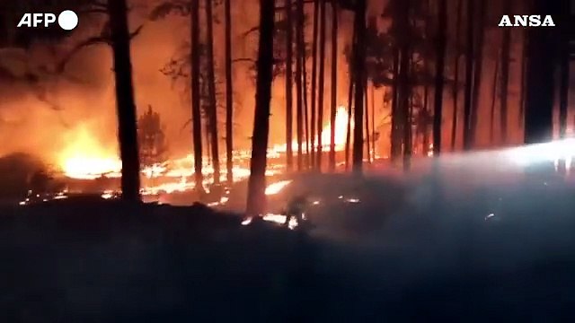Oregon, vigili del fuoco al lavoro per creare una zona di sicurezza contro gli incendi