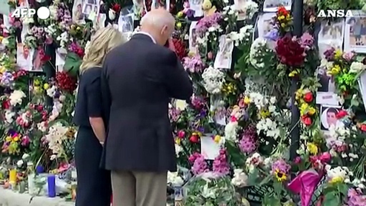 Miami, omaggio dei Biden ai parenti delle vittime del palazzo crollato
