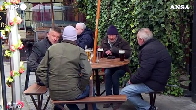 Londra, i cittadini tornano ad affollare i pub dopo l'allentamento delle restrizioni
