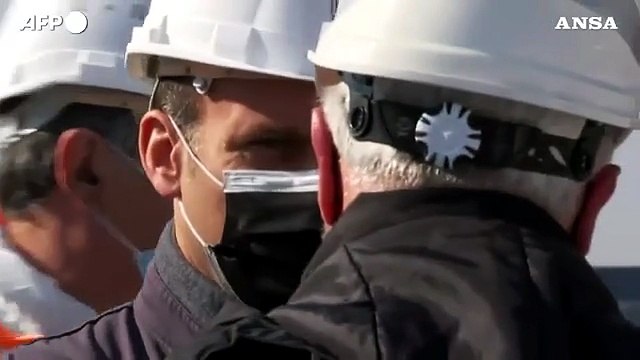 Notre-Dame, due anni dopo l'incendio Macron visita il cantiere per la ricostruzione