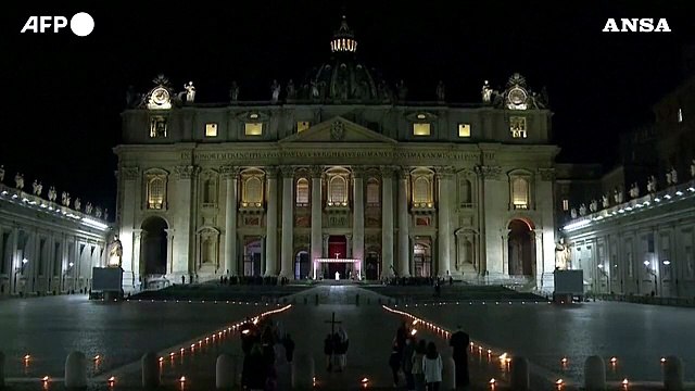 Via Crucis , Papa Francesco presiede la funzione in una Piazza San Pietro deserta