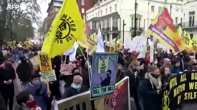 A Londra centinaia di manifestanti marciano per Kill the Bill