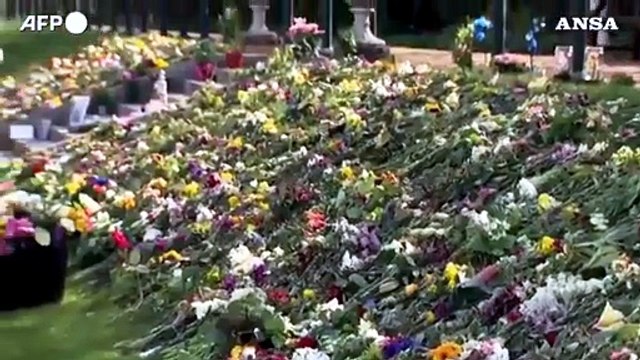 Morte Filippo, il principe del Galles rende omaggio al padre scomparso insieme a Camilla