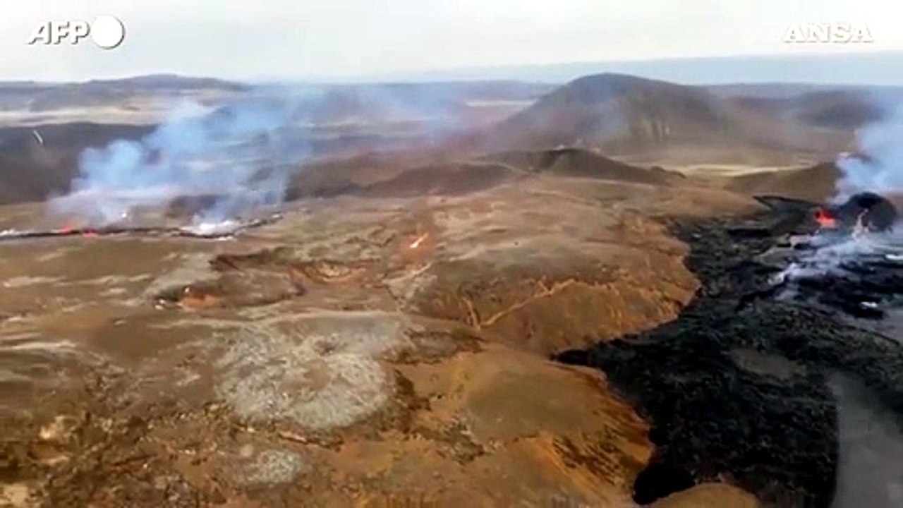Islanda, nuova eruzione a un chilometro di distanza dal cratere del vulcano