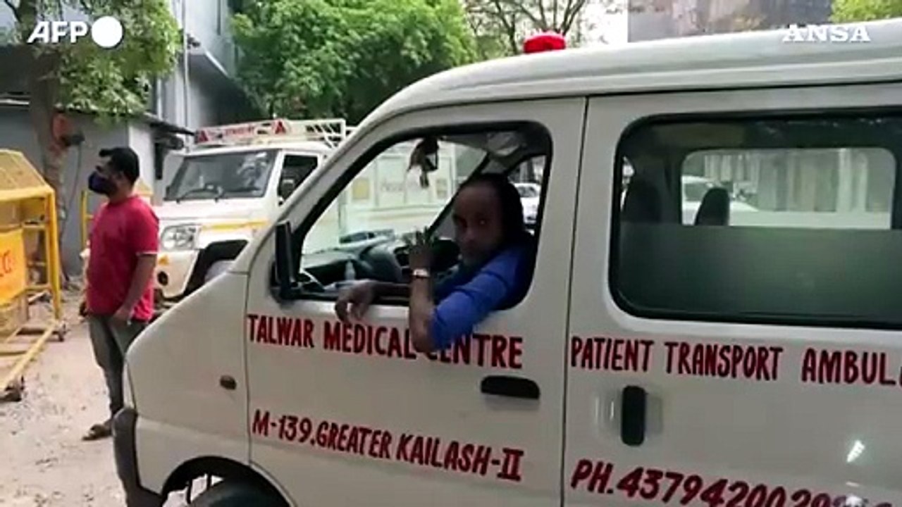 Covid in India, lunghe code per ricaricare le bombole di ossigeno per i familiari