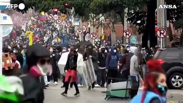 Colombia, guerriglia urbana a Bogota': nuovi scontri tra manifestanti e polizia