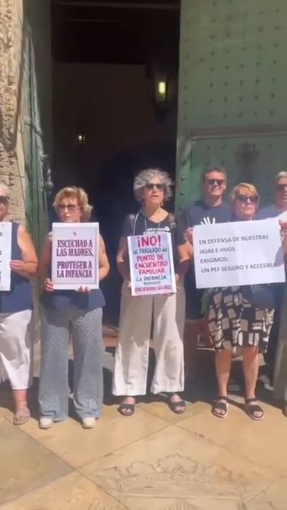 Madres usuarias del Punto de Encuentro Familiar de Alicante reclaman en el Ayuntamiento una ubicación segura para ellas y sus hijos