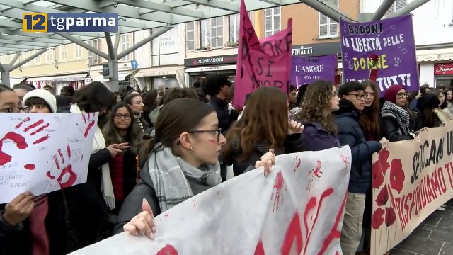 3000 GIOVANI SCESI IN PIAZZA PER DIRE NO ALLA VIOLENZA SULLE DONNE | 3000 GIOVANI SCESI IN PIAZZA PER DIRE NO ALLA VIOLENZA SULLE DONNE