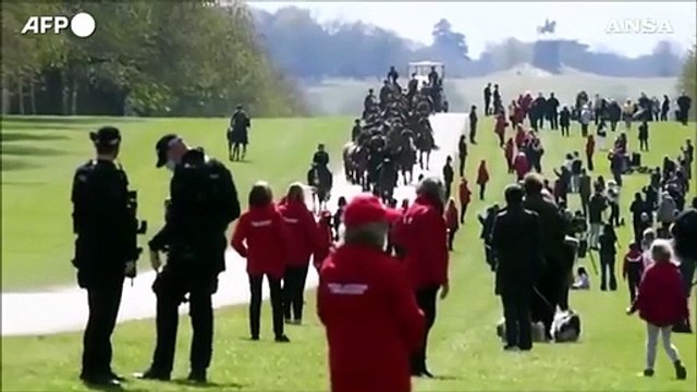 Principe Filippo, il reggimento a cavallo arriva al castello di Windsor per le prove del funerale