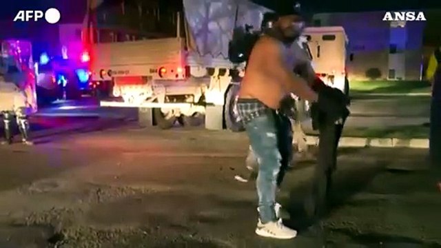 Usa, sesto giorno di manifestazioni a Minneapolis: scontri tra polizia e manifestanti