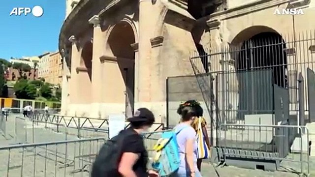 I turisti si godono Roma dopo l'allentamento delle restrizioni
