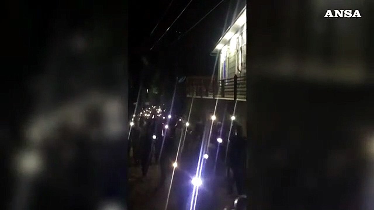 Birmania, marce e cori anti-golpe anche di notte