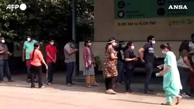 Covid, l'India apre la campagna vaccinale a tutti gli adulti grazie al nuovo record di contagi
