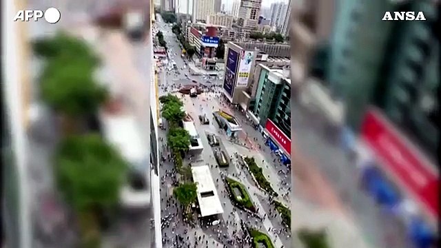 Cina, Shenzhen: il grattacielo vacilla diffondendo il panico nel centro