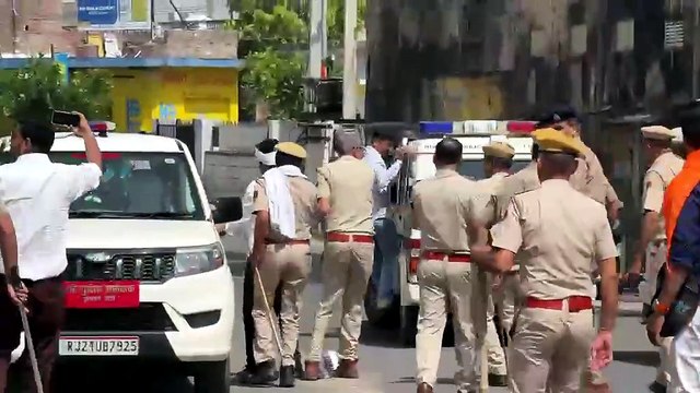 बीजेपी प्रदेश अध्यक्ष मदन राठौड़ को काले झंडे दिखाते आरएलपी कार्यकर्ता