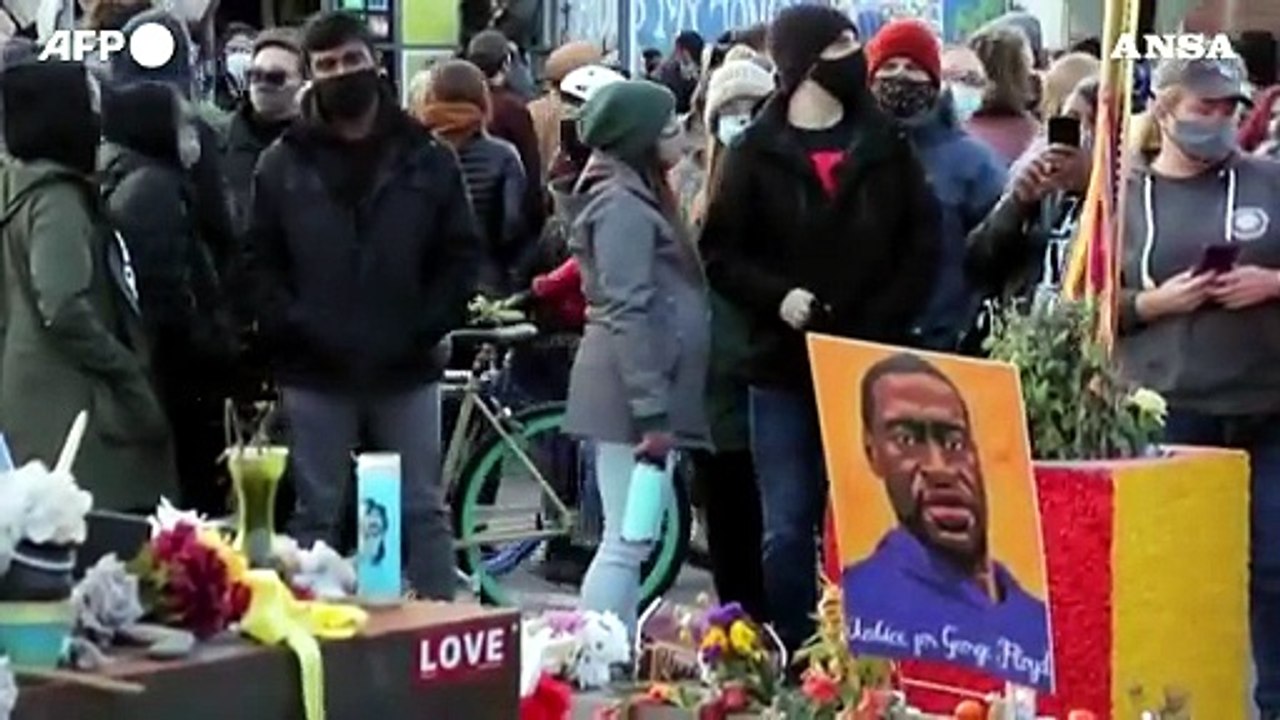 Urlo di gioia per Floyd, agente condannato per omicidio