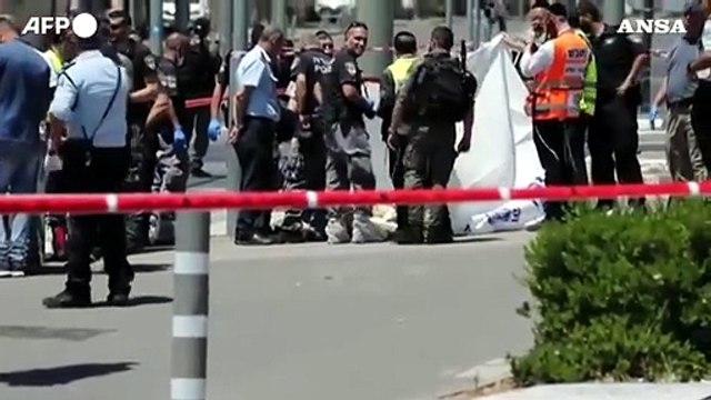 Gerusalemme, un uomo accoltella due giovani israeliani
