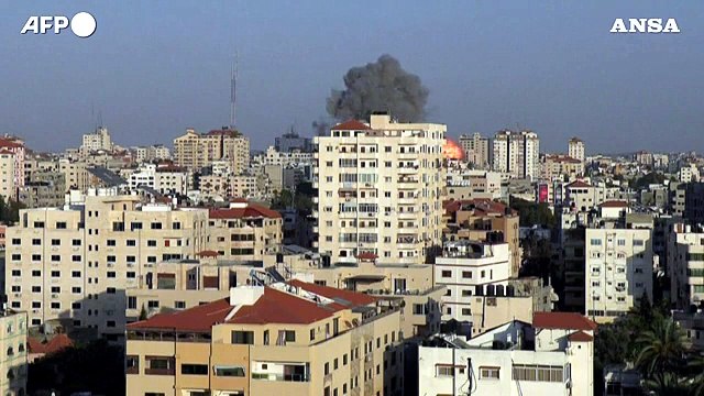 Gaza, palazzi abbattuti dai missili dell'esercito israeliano